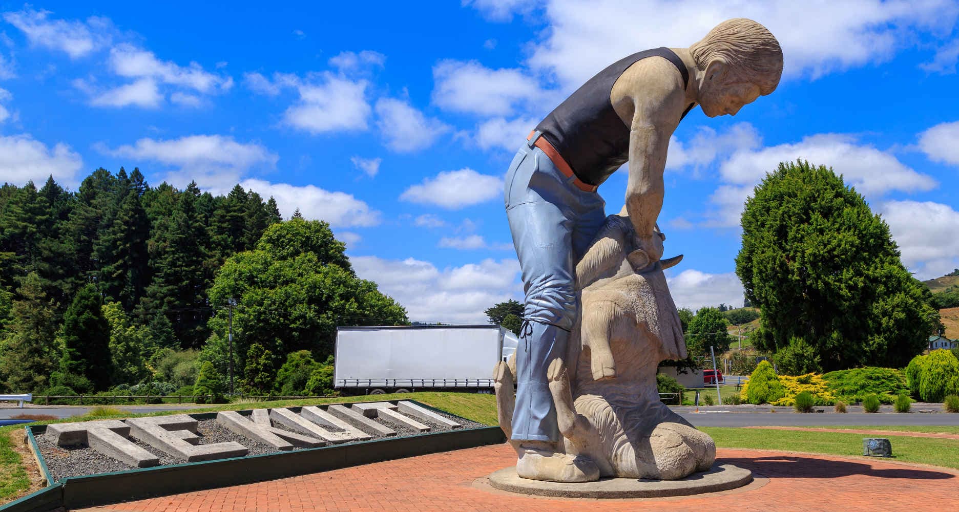 Te Kuiti Enormous Sheep Shearer Sculpture North Island Nz